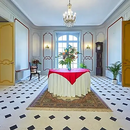 Le Chateau Des Monts Nocleg ze śniadaniem