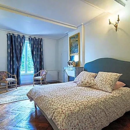 Le Chateau Des Monts Nocleg ze śniadaniem 4*