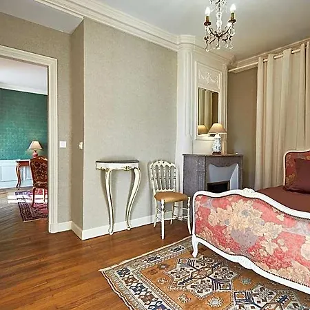 Le Chateau Des Monts Nocleg ze śniadaniem 4*
