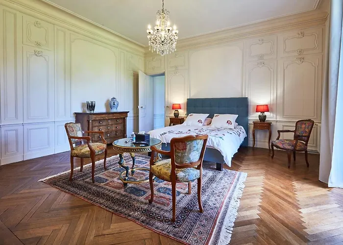 Chateau Des Monts Couette-café 4*